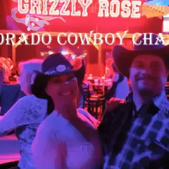 Para kowbojów w kapeluszach, gotowa do tańca Colorado Cowboy Cha Cha w Grizzly Rose.