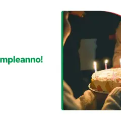 Tort urodzinowy z zapalonymi świeczkami, ktoś trzyma go w rękach. Napis "Buon compleanno!" życzy wszystkiego najlepszego sto lat po włosku.