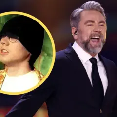 Mężczyzna w garniturze śpiewa, obok zdjęcie młodszego mężczyzny w czarnej czapce i okularach.