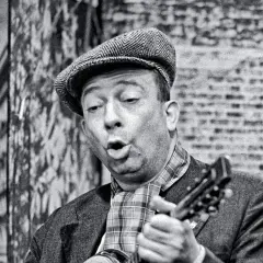 Stanisław Grzesiuk śpiewa, grając na mandolinie. Jego charakterystyczne utwory niosą echo warszawskiej Pragi.