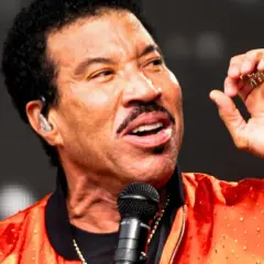 Lionel Richie śpiewa, a jego gesty są tak swobodne, jakby to był "easy like Sunday morning".
