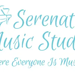 Stylizowany fortepian i napis "Serenata Music Studio". "Gdzie każdy jest muzykalny".