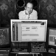 Hans Zimmer w swoim studiu, otoczony sprzętem, tworzy muzykę do swoich słynnych filmów.