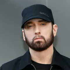 Eminem, którego imię zna cały świat, w czapce Kangol i czarnej kurtce.