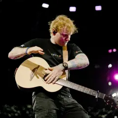 Ed Sheeran gra na gitarze, wykonując swój największy przebój na koncercie w Warszawie.