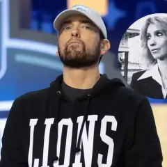 Eminem, raper, który żyje, w bluzie z napisem "LIONS" i w tle zdjęcie kobiety.