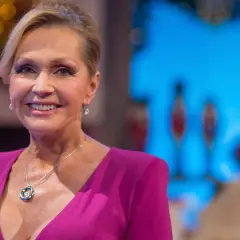 Uśmiechnięta Helena Vondráčková w fioletowej sukni z naszyjnikiem.