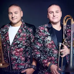 Bracia Golec w barwnych marynarkach, jeden z trąbką, drugi z puzonem. Ich piosenki golec uorkiestra alfabetycznie to muzyczna podróż.
