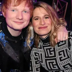 Ed Sheeran z partnerką Cherry Seaborn, uśmiechnięci, w eleganckich strojach.