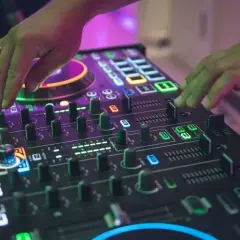 Ile kosztuje DJ na 50 urodziny? Sprawdź ceny i ważne wskazówki