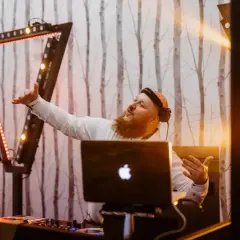 O co pytać DJ-a weselnego, aby uniknąć złego wyboru?