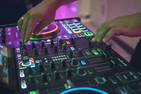 Ile kosztuje DJ na 50 urodziny? Sprawdź ceny i ważne wskazówki