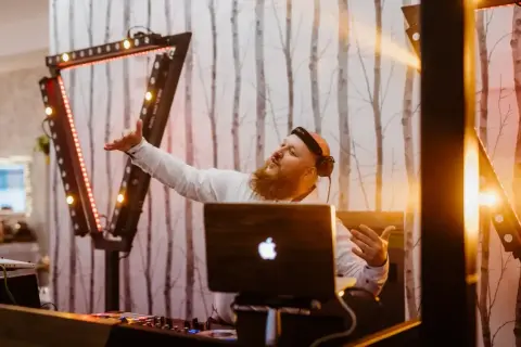 O co pytać DJ-a weselnego, aby uniknąć złego wyboru?