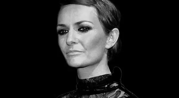 Kasia Stankiewicz, artystka znana z emocjonalnych utworów, w czarno-białym kadrze.