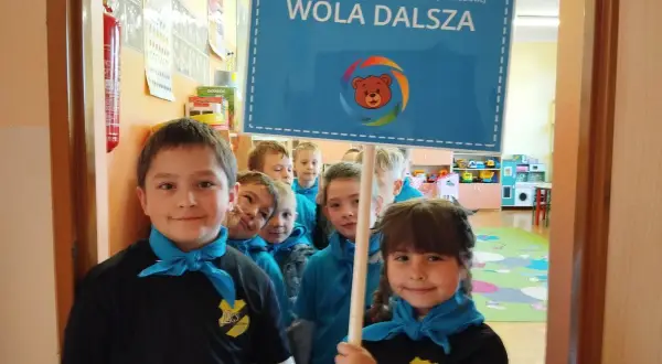 Dzieci wesoło wybiegły ze szkoły, niosąc tabliczkę "Wola Dalsza".