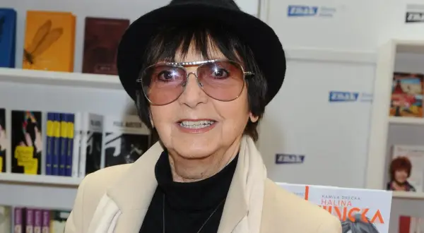 Halina Kunicka, w okularach i kapeluszu, prezentuje swoje piosenki alfabetycznie.