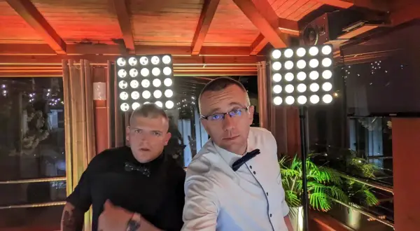 Ile kosztuje DJ na studniówkę? Ceny, które zaskoczą i pomogą w budżecie