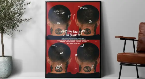 Plakat z albumem Mac Millera "Watching Movies with the Sound Off". Cztery zdjęcia tyłu głowy z tatuażami, napisy "Objects in the mirror", "YOUFORIA", "S.O.S.". Euforia w muzyce.