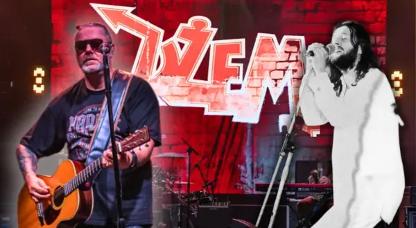 Dwaj wokaliści Dżemu: jeden gra na gitarze, drugi śpiewa do mikrofonu.