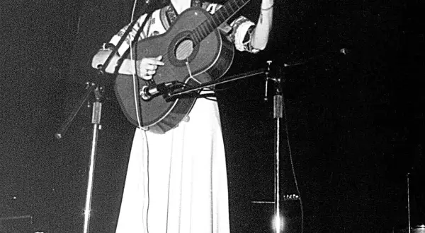 Eleni śpiewa, grając na gitarze. Jej piosenki, ułożone alfabetycznie, brzmią jak magia.
