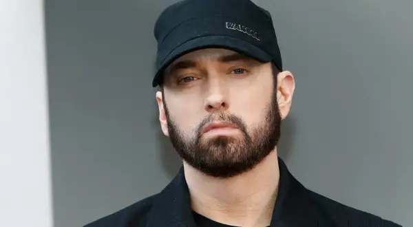 Eminem, którego imię zna cały świat, w czapce Kangol i czarnej kurtce.