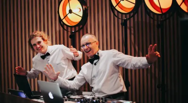 Ile kosztuje DJ na 40 urodziny? Poznaj ceny i ważne wskazówki