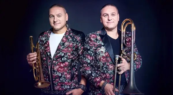 Bracia Golec w barwnych marynarkach, jeden z trąbką, drugi z puzonem. Ich piosenki golec uorkiestra alfabetycznie to muzyczna podróż.