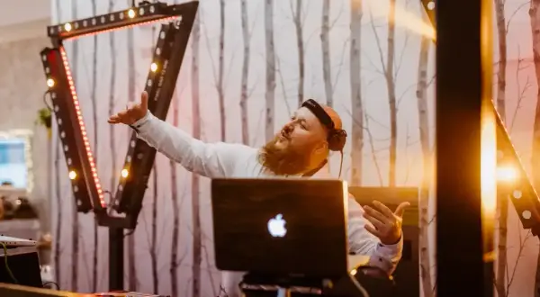 O co pytać DJ-a weselnego, aby uniknąć złego wyboru?