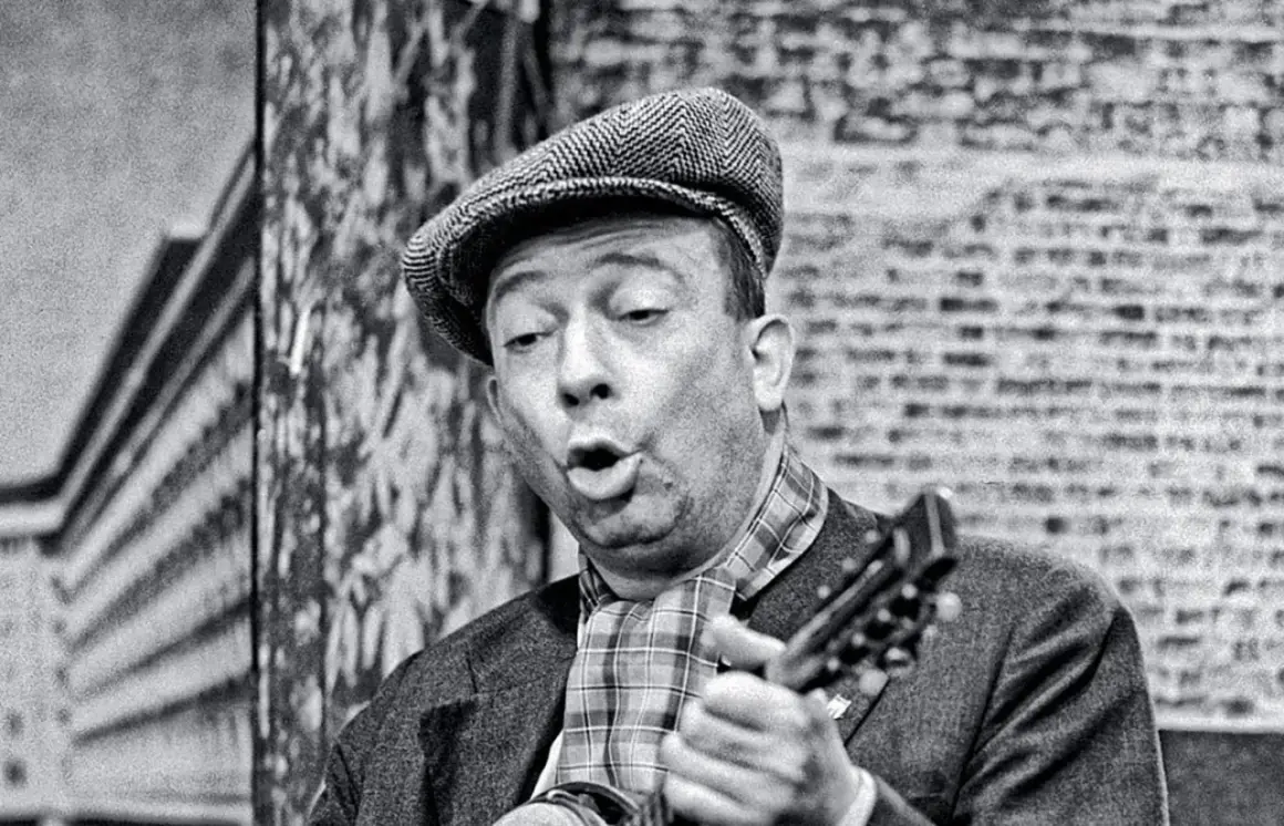 Stanisław Grzesiuk śpiewa, grając na mandolinie. Jego charakterystyczne utwory niosą echo warszawskiej Pragi.
