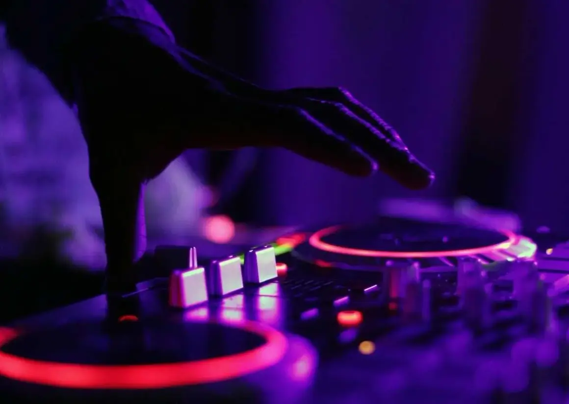 Jak zostać DJ-em w Polsce? Zarobki, sprzęt i pierwsze zlecenia
