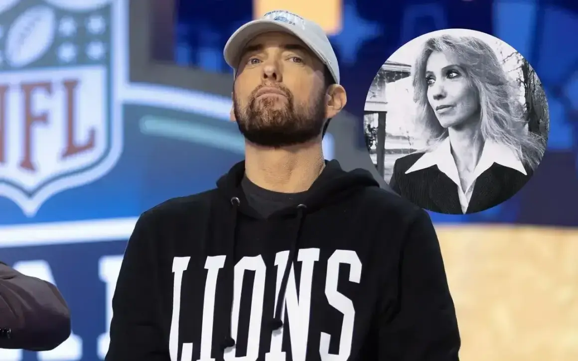 Eminem, raper, który żyje, w bluzie z napisem "LIONS" i w tle zdjęcie kobiety.