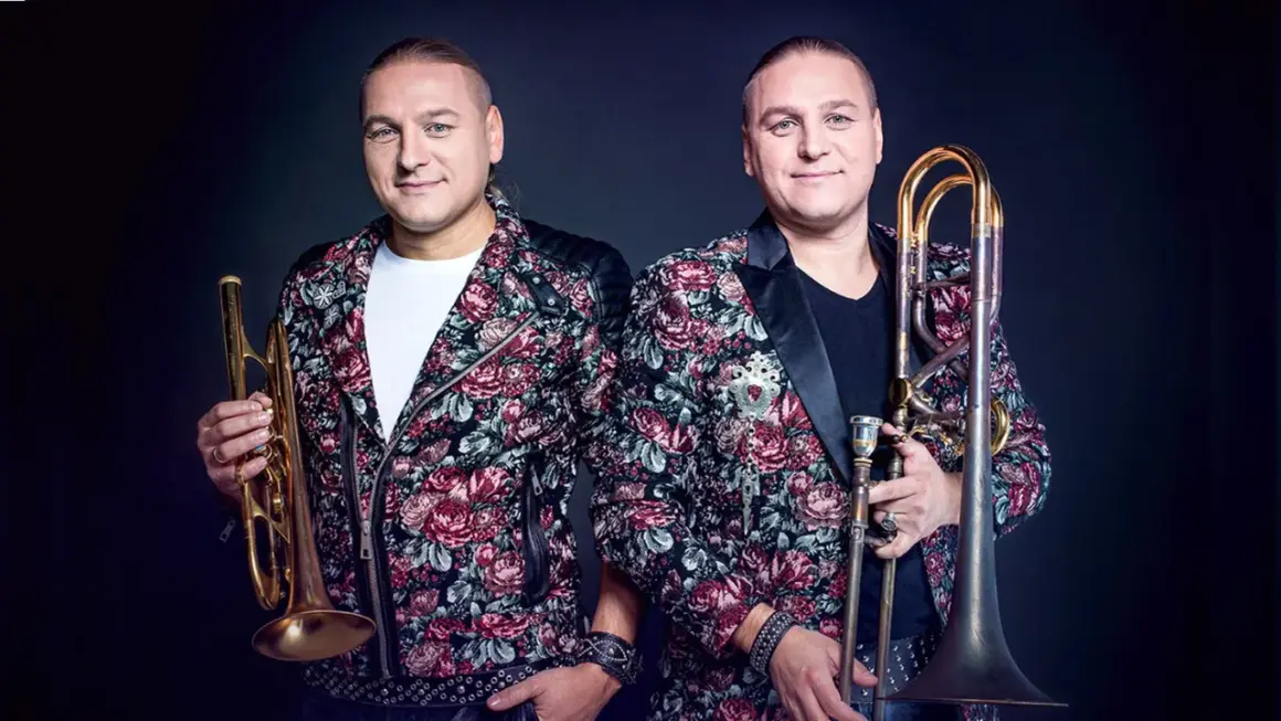 Bracia Golec w barwnych marynarkach, jeden z trąbką, drugi z puzonem. Ich piosenki golec uorkiestra alfabetycznie to muzyczna podróż.