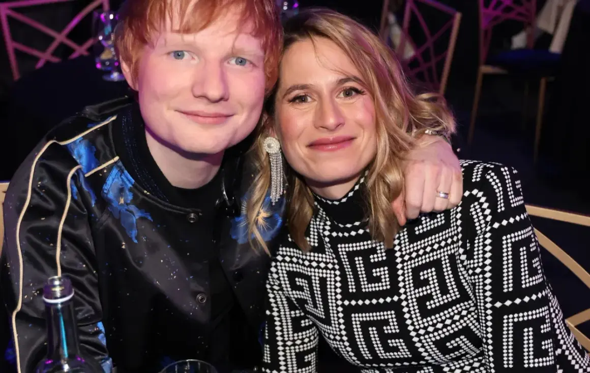 Ed Sheeran z partnerką Cherry Seaborn, uśmiechnięci, w eleganckich strojach.