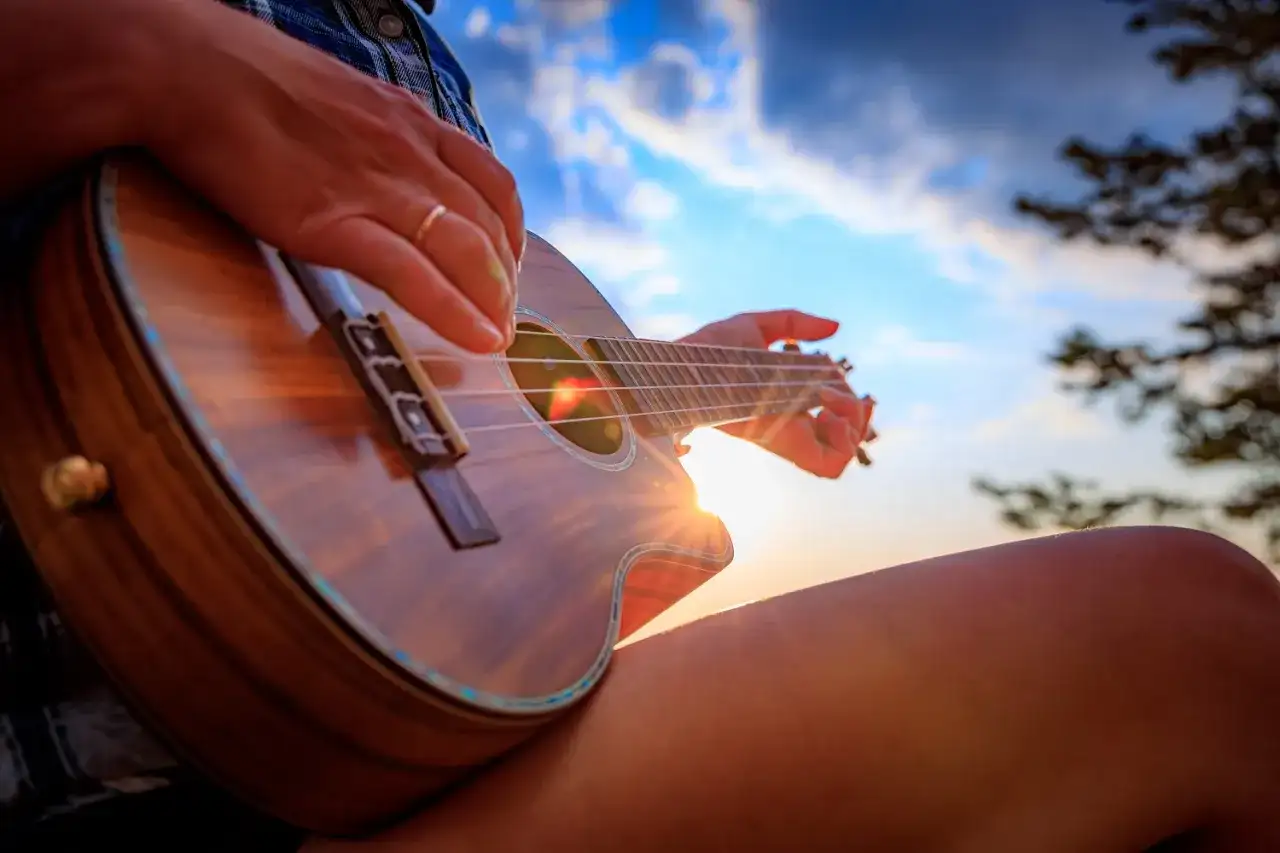 Jak zagrać D-dur na ukulele? Chwyt 2220 i ćwiczenia