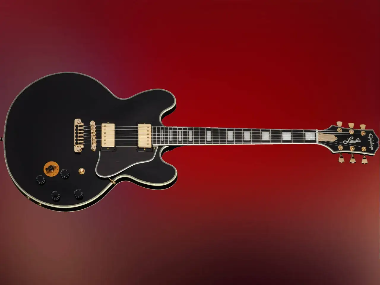 Czarna gitara elektryczna Lucille z złotymi elementami i napisem