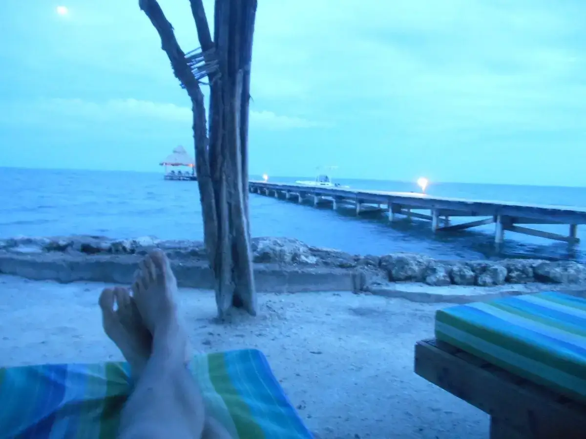 Nogi na leżaku, widok na molo i ocean. To musi być la isla bonita po polsku, idealne miejsce na relaks.