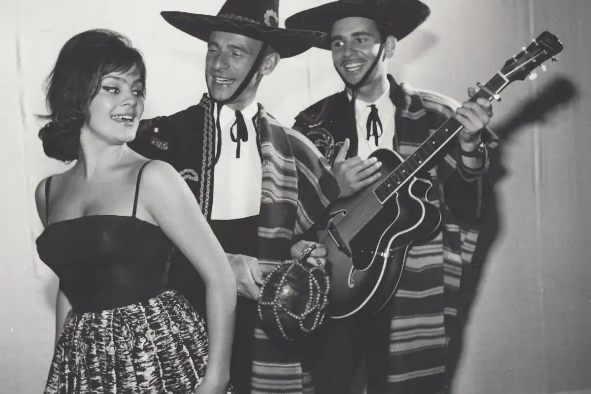 Tercet egzotyczny piosenki alfabetycznie: wokalistka, gitarzysta i perkusjonista w sombrero.