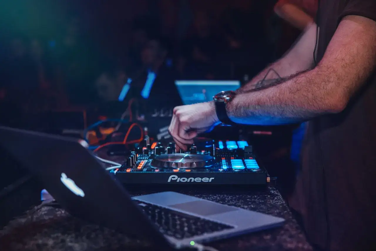 Zdjęcie Jak zostać DJ-em w klubie: Kluczowe umiejętności i sprawdzone kroki