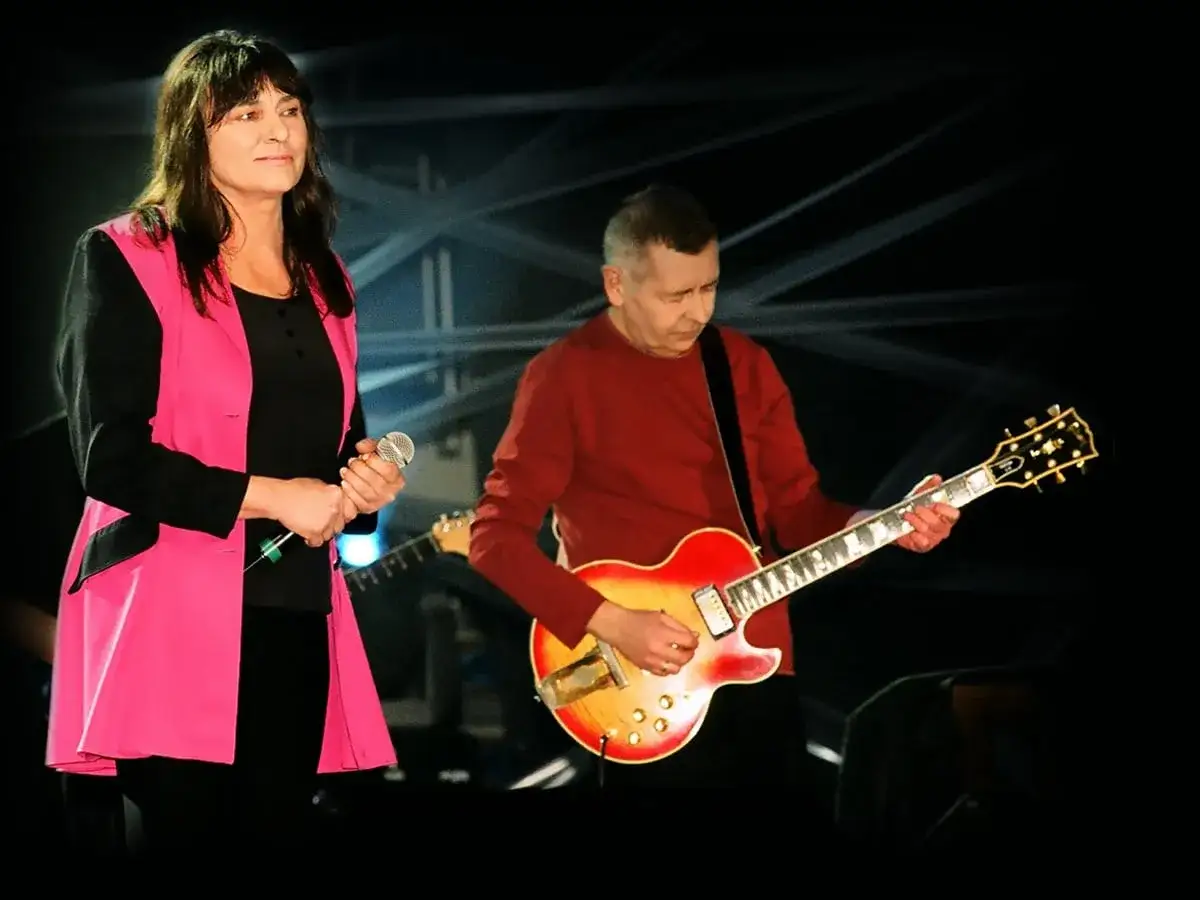 Wokalistka zespołu Breakout, Mirek Breguła, śpiewa na scenie z gitarzystą.