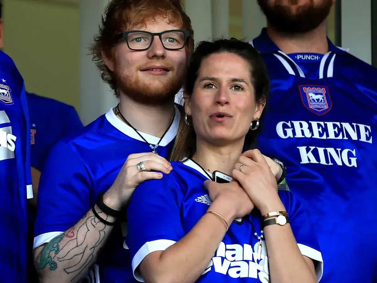 Ed Sheeran z partnerką, Cherry Seaborn, kibicują swojej drużynie w niebieskich koszulkach.