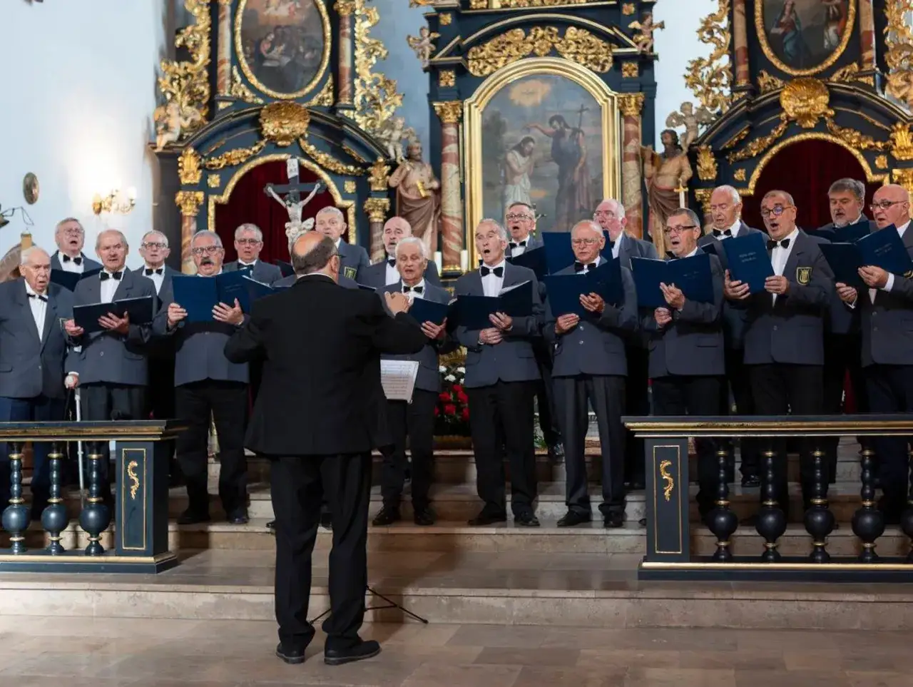 Chór męski wykonuje muzykę religijną w zabytkowym kościele.