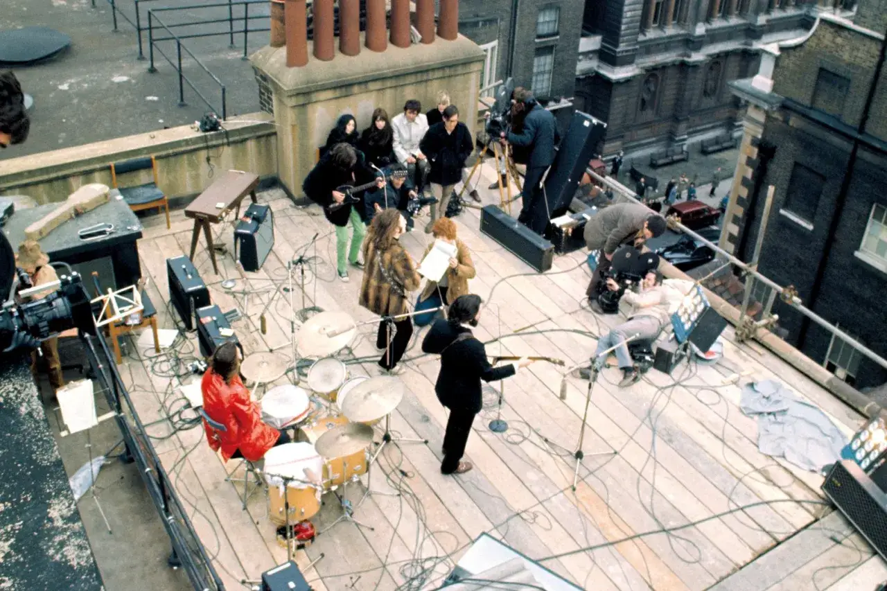The Beatles grają na dachu, tworząc niezapomniane chwile.